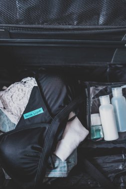 İçinde birkaç eşya olan bavul ve üzerlerinde hafif etiket.