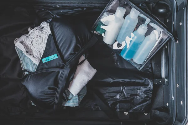 Gepäck mit wenigen Gegenständen im Gepäck und Verpackungsetikett — Stockfoto