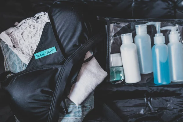 Багаж с несколькими предметами внутри и упаковка этикетка света на них — стоковое фото