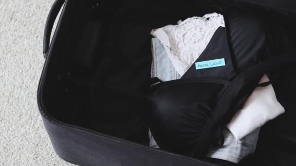 Podróże Niezbędne Wakacje Bagaż Niewielką Ilością Ubrań Wewnątrz Etykieta Packing — Wideo stockowe