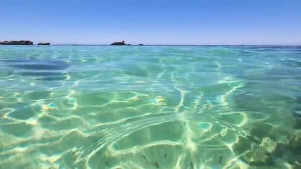 Agua Fresca Clara Del Océano Índico Rocas Horizonte Cámara Mitad — Vídeo de stock