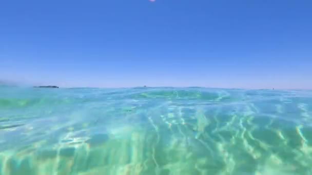 eau douce et limpide de l'océan Indien prise sous l'eau près du rivage avec des ondulations et la réflexion de la lumière du soleil sur le sable et le corail et l'algèbre sous 