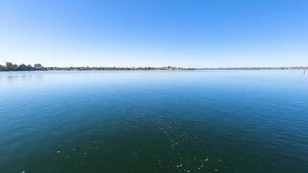 オーストラリアのパース 2020年1月6日 水上を巡航しながら 遠くの白鳥川と周囲の海岸線の景色 — ストック動画