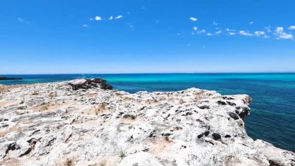 2020年1月6日 夏の晴れた青空の日に ロトネスト島の頑丈な海岸線とインド洋の自然のままのターコイズブルーの水の景色 — ストック動画