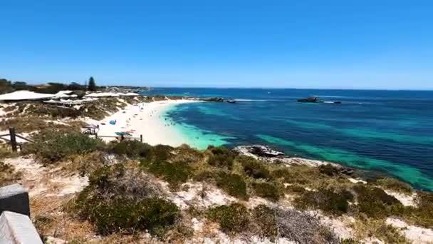 ロトネスト島 西オーストラリア州 2020年1月6日 ロトネスト島のピンキービーチの眺め夏の晴れた青空の日に その頑丈な海岸線とインド洋の自然のままのターコイズブルーの水 — ストック動画