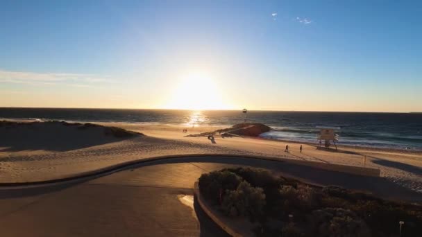西澳大利亚珀斯 2020年1月9日 夏日晴朗的天空中 西澳大利亚珀斯附近的城市海滩 太阳在印度洋上空落下 — 图库视频影像