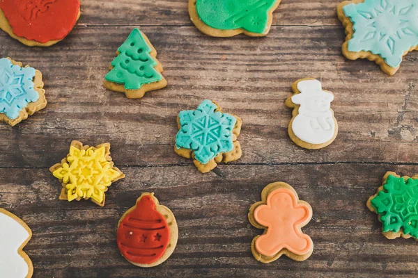 Biscoitos festivos de gengibre em diferentes cores e formas — Fotografia de Stock