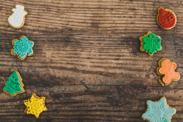 Biscoitos festivos de gengibre em diferentes cores e formas — Fotografia de Stock