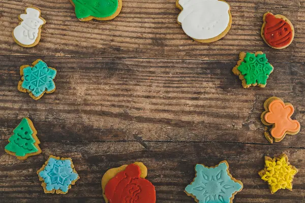 Biscoitos festivos de gengibre em diferentes cores e formas — Fotografia de Stock