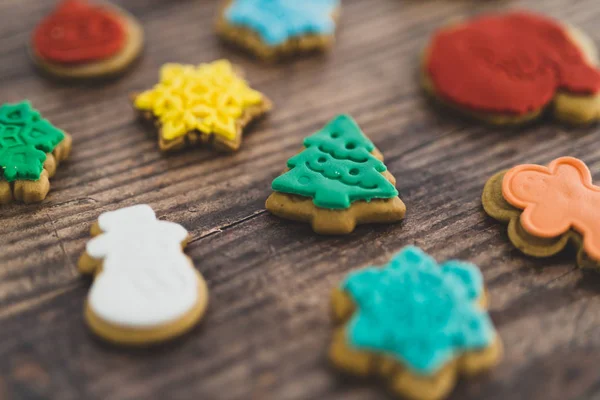 Biscoitos festivos de gengibre em diferentes cores e formas — Fotografia de Stock