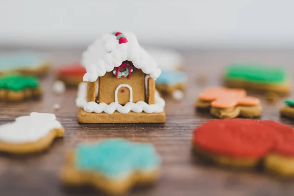 Casa de gengibre festivo e biscoitos em cores diferentes e sh — Fotografia de Stock