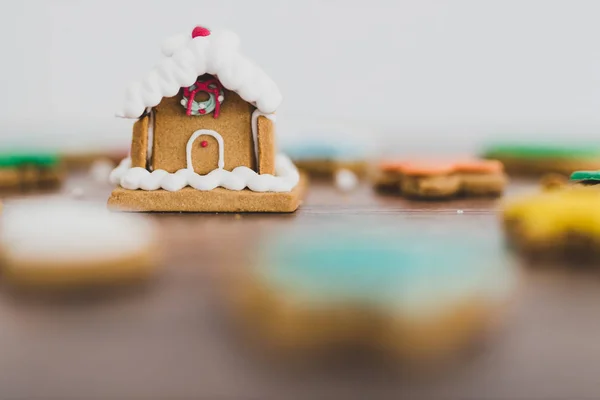 Casa de gengibre festivo e biscoitos em cores diferentes e sh — Fotografia de Stock