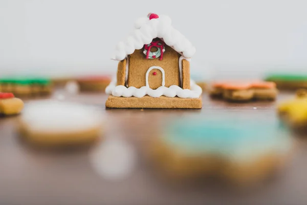 Casa de gengibre festivo e biscoitos em cores diferentes e sh — Fotografia de Stock