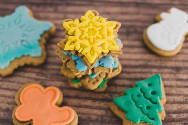 Galletas de jengibre festivo en diferentes colores y formas — Foto de Stock