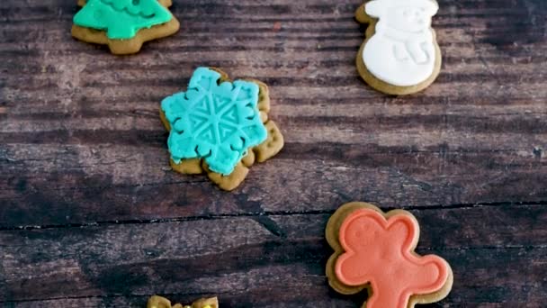 Feestelijke Peperkoek Koekjes Verschillende Kleuren Vormen Een Traditionele Traktatie Voor — Stockvideo