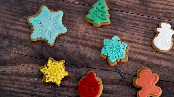 各种颜色和形状的节日姜饼饼干是圣诞节期间的一种传统食品 — 图库视频影像