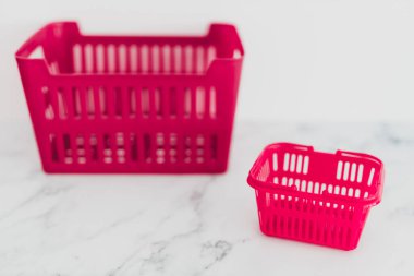 Farklı boyutlarda alışveriş sepetleri olan büyük ve küçük bütçe kavramları