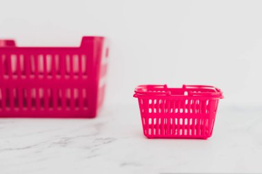 Farklı boyutlarda alışveriş sepetleri olan büyük ve küçük bütçe kavramları