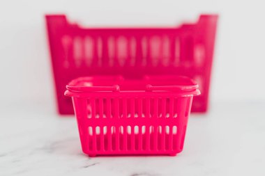 Farklı boyutlarda alışveriş sepetleri olan büyük ve küçük bütçe kavramları