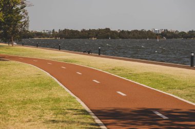 Riverside 'ın detayları Perth Cbd' den Kuğu Nehri boyunca yürüyor.