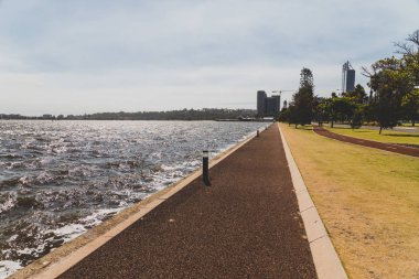 Riverside 'ın detayları Perth Cbd' den Kuğu Nehri boyunca yürüyor.