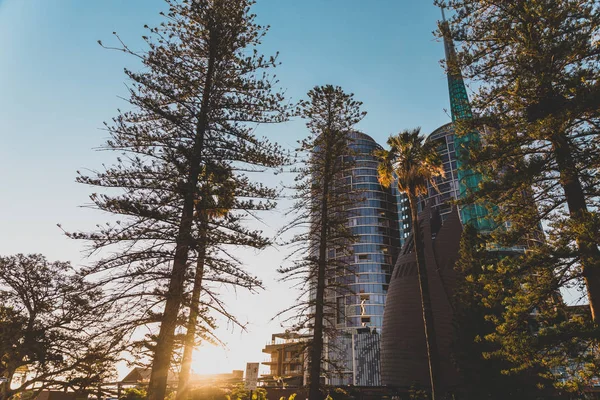 Uitzicht op de Bell Tower in Barrack Square in Perth, geschoten bij schemering — Stockfoto