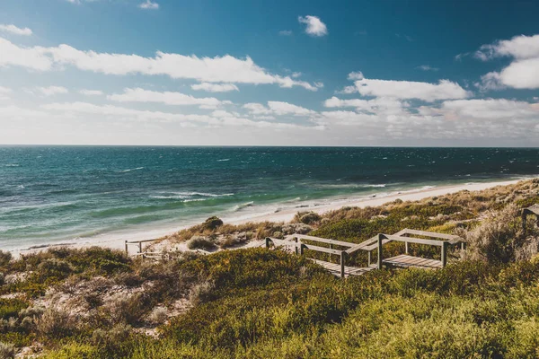 Vista de la playa de Cottesloe cerca de Perth con vegetaciones gruesas y st — Foto de Stock