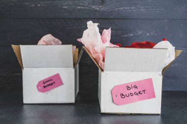 Büyük vs küçük bütçe teslimat paketinde farklı boyut fiyat etiketleri