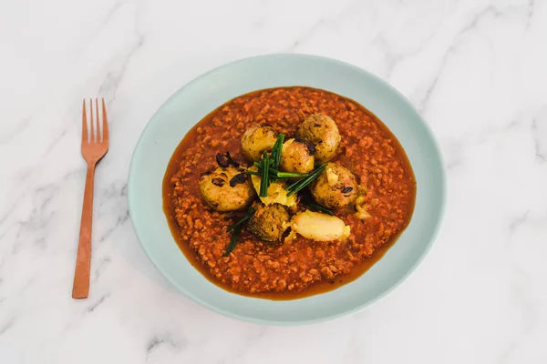 Sauce bolognaise végétalienne aux protéines végétales texturées et au four — Photo