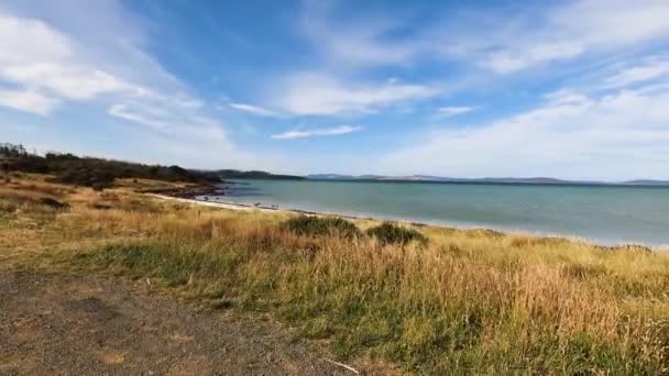 Uitzicht Het Landschap Kustlijn Dunalley Bay Strand Tasmanië Een Zonnige — Stockvideo
