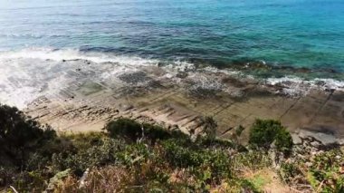 Tazmanya 'daki Tazmanya' daki Tazman Yarımadası 'ndaki Eaglehack Boynu' ndaki Tessalated Pavement manzarası doğal kaya oluşumu için ünlü bir turistik mekandır.
