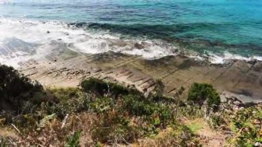 Tazmanya 'daki Tazmanya' daki Tazman Yarımadası 'ndaki Eaglehack Boynu' ndaki Tessalated Pavement manzarası doğal kaya oluşumu için ünlü bir turistik mekandır.
