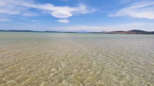 在阳光明媚的夏日 澳大利亚塔斯马尼亚的邓尼海滩上 沙洲和浅水构成了一片原始的风景 没有人和相机在水下行走 然后又重新浮出水面 — 图库视频影像