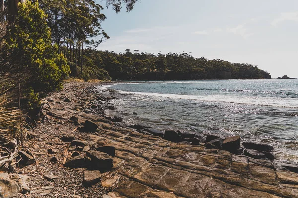 Blick auf den Strand neben dem gepflasterten Gehweg in Eaglehack n — Stockfoto