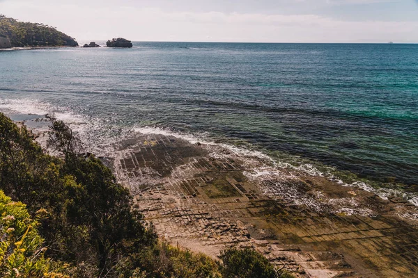 Widok na plażę obok Tessalated Pavement w Eaglehack N — Zdjęcie stockowe