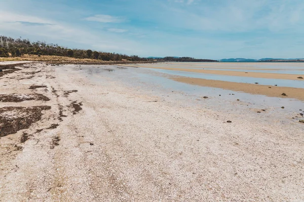 Pemandangan Pantai Dunalley di Tasmania, Australia dengan sandbanks dan — Stok Foto
