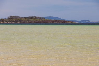 Tazmanya, Avustralya 'da kumsallı Dunalley Plajı manzarası