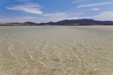 Tazmanya, Avustralya 'da kumsallı Dunalley Plajı manzarası