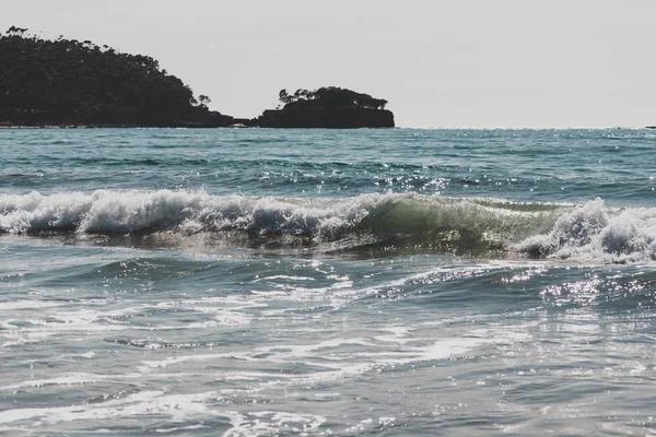 Blick auf den Strand neben dem gepflasterten Gehweg in Eaglehack n — Stockfoto