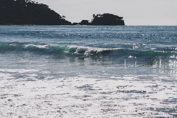 Blick auf den Strand neben dem gepflasterten Gehweg in Eaglehack n — Stockfoto