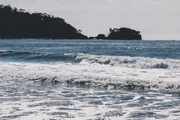 Blick auf den Strand neben dem gepflasterten Gehweg in Eaglehack n — Stockfoto