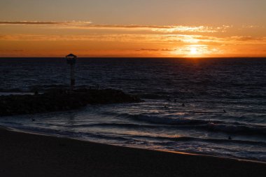 Hint Okyanusu 'nun üzerinde gün batımını izlemek, City Beach' te