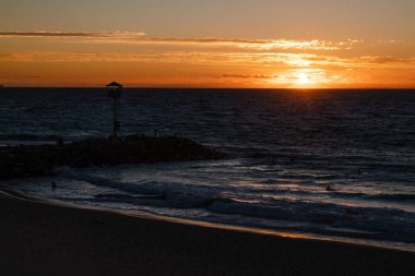 Hint Okyanusu 'nun üzerinde gün batımını izlemek, City Beach' te