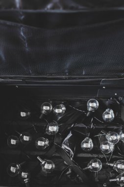 Beyin göçü kavramı, içinde tal sembolü ampuller olan bavulu aç