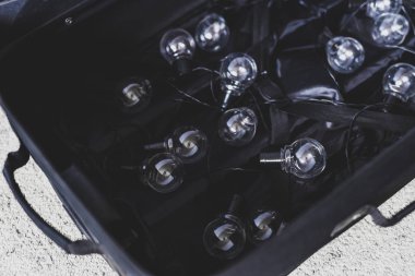 Beyin göçü kavramı, içinde tal sembolü ampuller olan bavulu aç