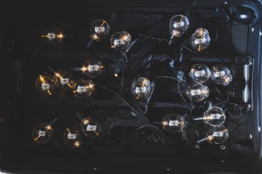 Beyin göçü kavramı. Ampullü bavulu aç.