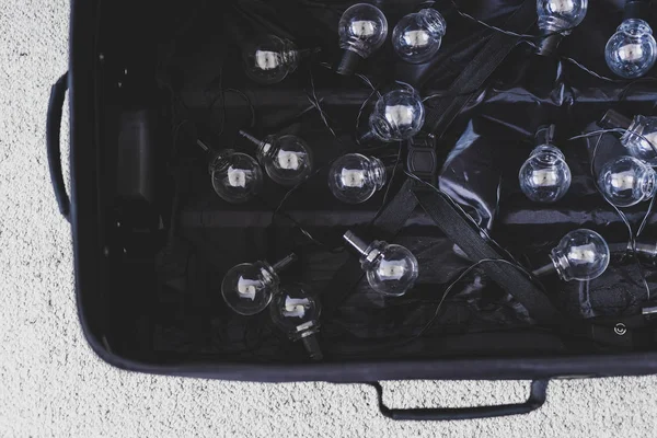 Braindrain-Konzept, offener Koffer mit Glühbirnen als Symbol für tal — Stockfoto
