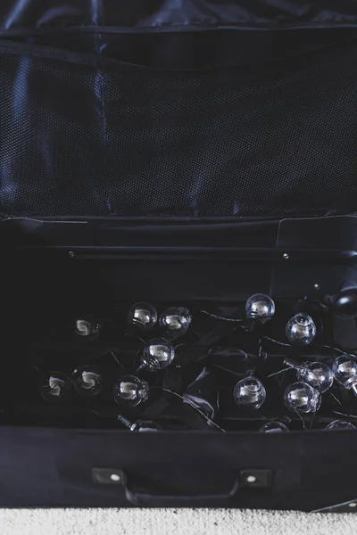 Brain drain concept, ανοιχτή βαλίτσα με λαμπτήρες σύμβολο του tal — Φωτογραφία Αρχείου