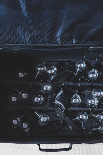 Brain drain koncept, öppen resväska med glödlampor symbol för tal — Stockfoto