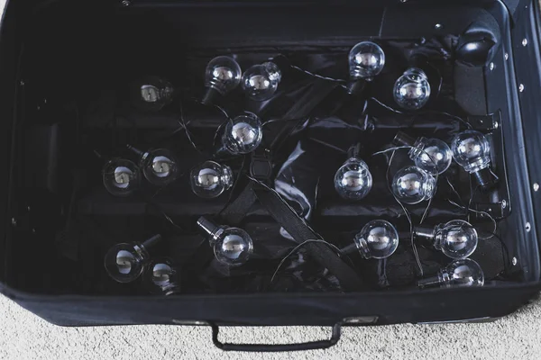 Beyin göçü kavramı, içinde tal sembolü ampuller olan bavulu aç